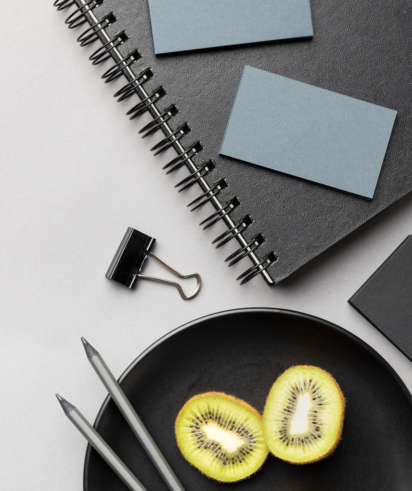 Libreta con kiwi al lado